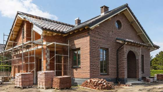 Строительство загородного дома из красного кирпича